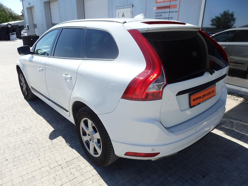 Volvo XC60 2.4 D 158 kW AWD NAVI, ZÁVĚS - fotka 5 z 22