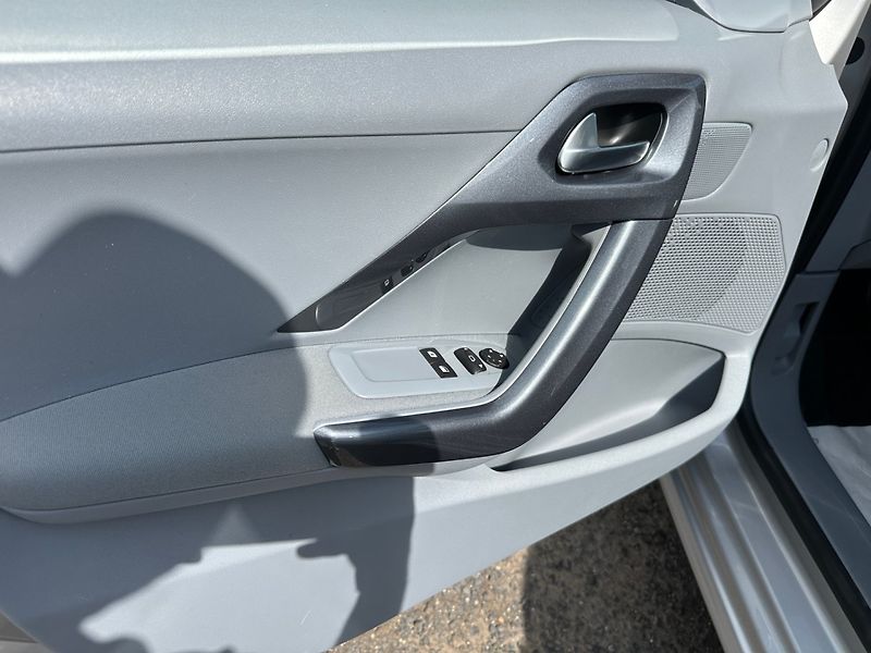 Peugeot 208 (2014) 1.2i 60kw - fotka 9 z 23