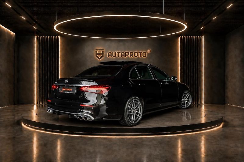 Mercedes-Benz Třídy E (2022) 53-AMG-4M-PANO-DIS-360-GTsport - fotka 5 z 14