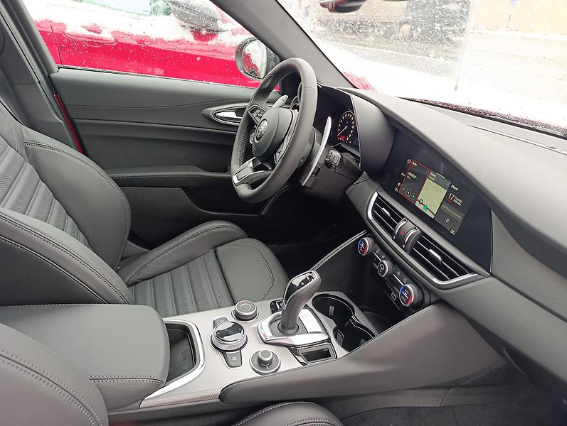 Alfa Romeo Giulia Veloce 2,0 Turbo 280k AWD - fotka 17 z 18