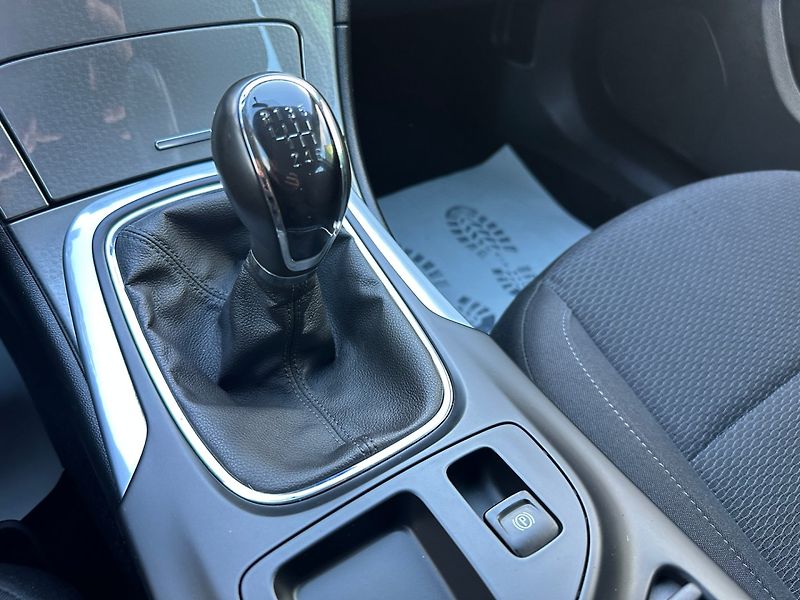 Opel Insignia (2015) 1.4T 103kw Edition - fotka 19 z 23