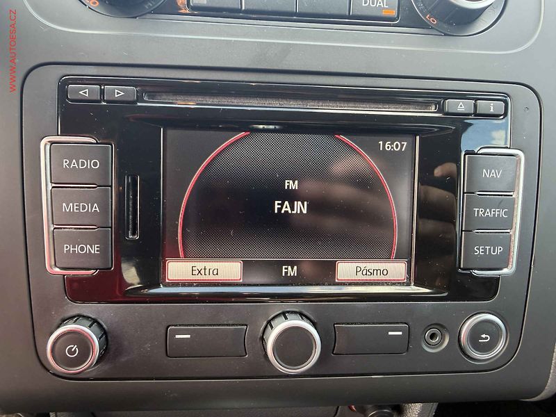 Volkswagen Touran (2010) 2.0 TDi, Highline, DSG, bixen - fotka 15 z 17