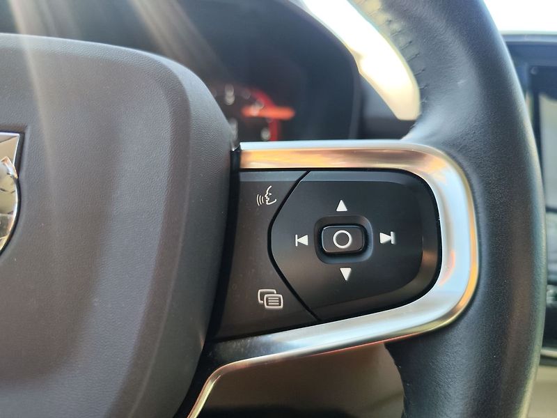 Volvo XC40 D3 2.0D Momentum Pro AT - fotka 29 z 38