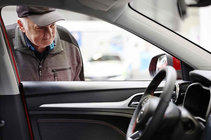 Z autosalonu v Lysé v pátek 1. listopadu 2024.