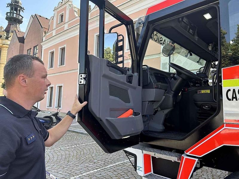 Dobrovolní hasiči ve Vysokém Mýtě získali profesionální techniku. V jejich garáži nově parkuje zásahový vůz Tatra Force.