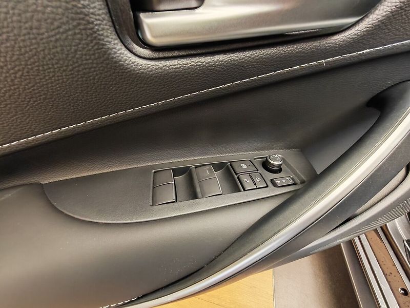 Toyota Corolla 1,8 Hybrid e-CVT Style - fotka 22 z 40