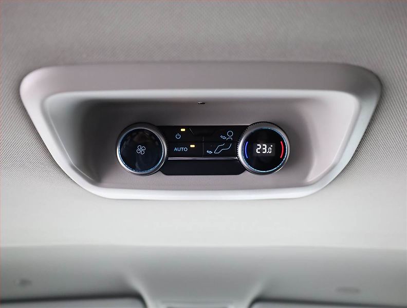 Ford Tourneo Custom (2025) 2.0 EcoBlue, TITANIUM, 4x4 - fotka 17 z 19