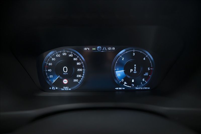 Volvo XC90 2,0 B5 AWD INSCRIPTION 7 MÍST - fotka 34 z 47