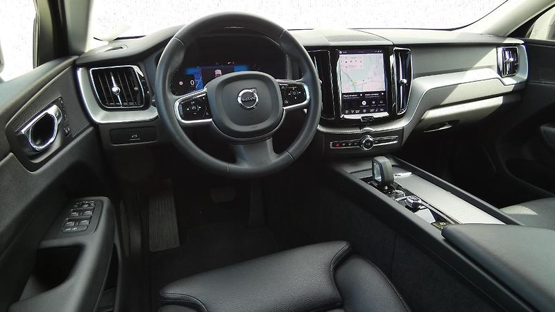Volvo XC60 B4 AWD Plus Bright Auto - fotka 5 z 23