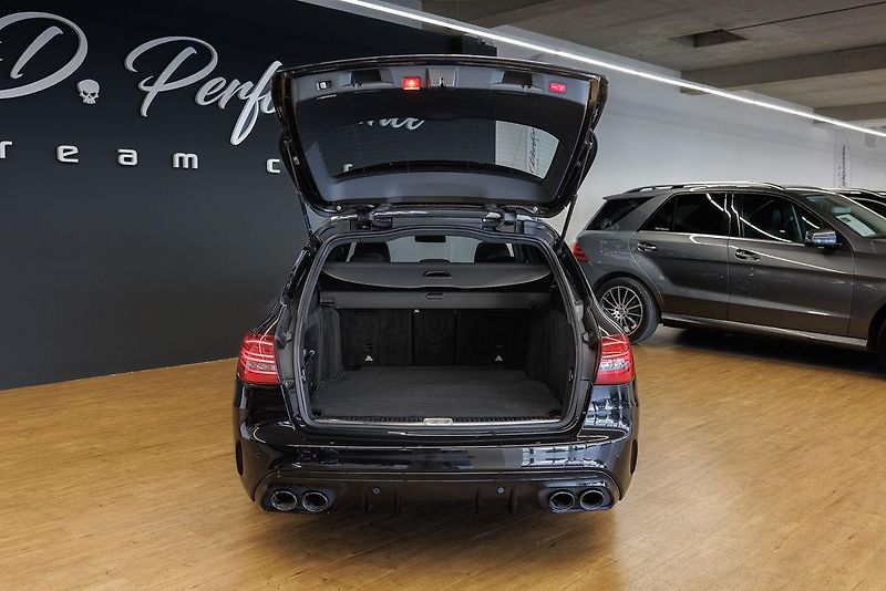 Mercedes-Benz Třídy C (2019) C43 AMG T V6 Biturbo - fotka 13 z 43