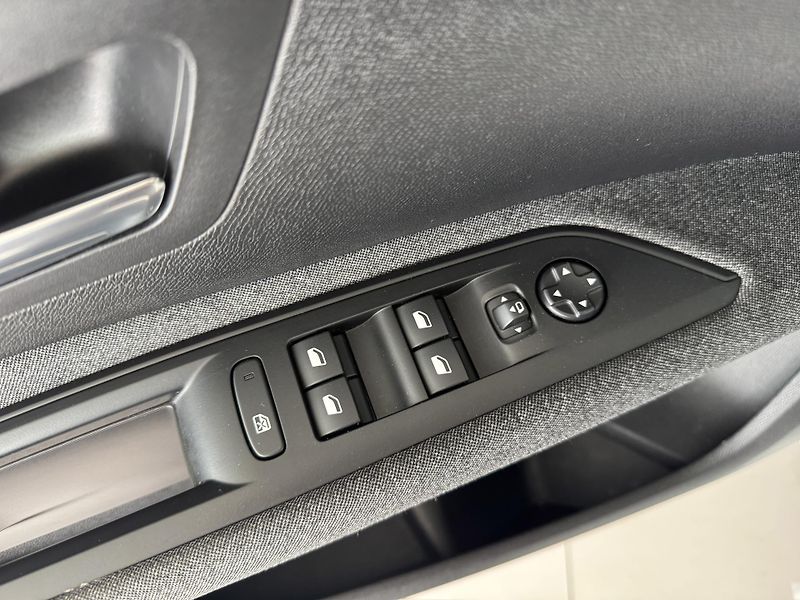 Peugeot 5008 1,2PT AUT*96kW*REZERVACE! - fotka 29 z 35