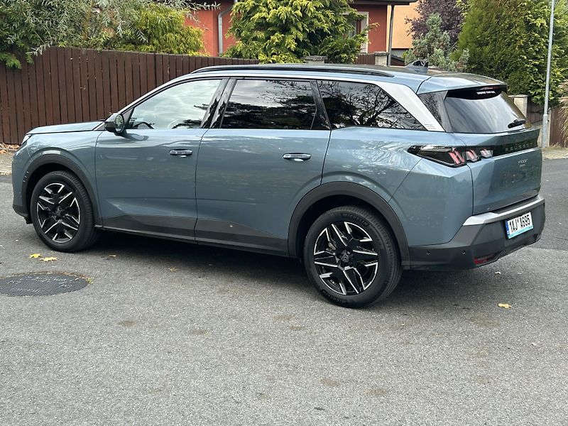 Peugeot 5008 (2025) ALLURE hybrid eDCS6 7míst 1maj - fotka 21 z 36