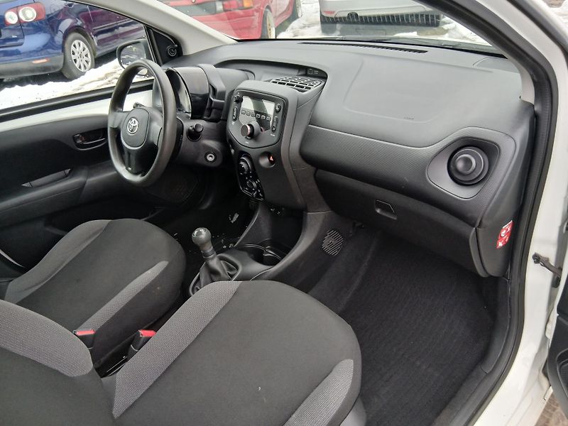 Toyota Aygo 1.0, 51 kW, klima - fotka 24 z 26