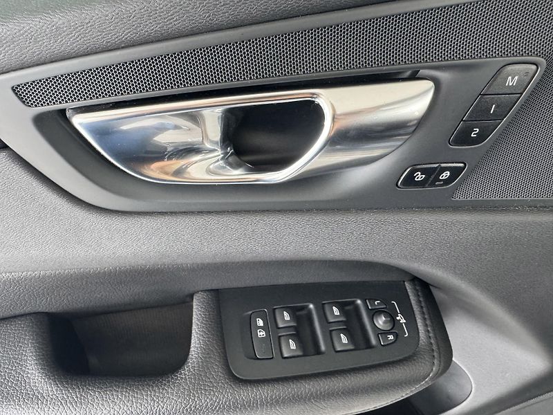 Volvo XC60 T8 AWD*Recharge*REZERVACE! - fotka 29 z 36