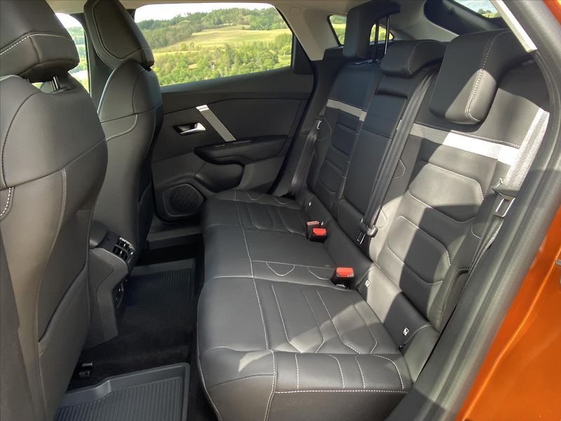 Citroën C4 1,2 PT 96kW Shine Aut Kůže HUD - fotka 14 z 34