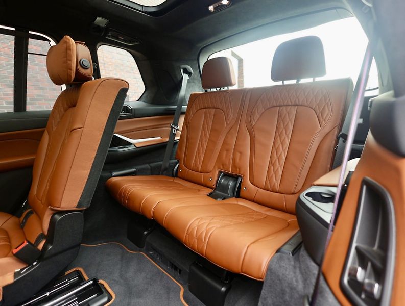 BMW X7 (2023) ALPINA XB7 4.4 V8 Skylounge - fotka 33 z 52