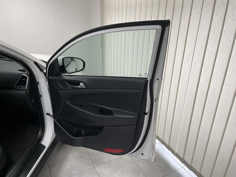 Hyundai Tucson 1.6 T-GDi 4x4 AT ČR 1.MAJ SER. - fotka 13 z 28