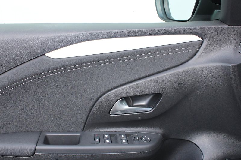 Opel Corsa (2025) GS Hybrid 1.2 TURBO 110k eDCT6 - fotka 14 z 29