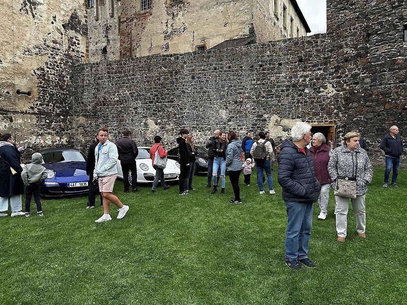 Sraz vozů Porsche ve Švihově na hradě.