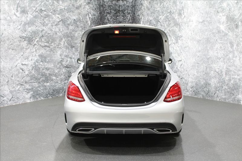 Mercedes-Benz Třídy C 1,6 200d AMG line - fotka 5 z 35