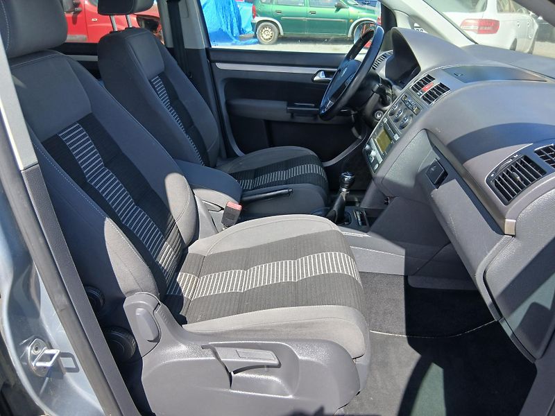 Volkswagen Touran 1.9 TDI, United, 6 rychl. - fotka 26 z 34
