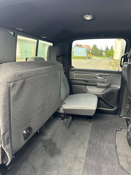 Dodge RAM (2021) 1500 BIG HORN 5.7 V8 HEMI 4x4 - fotka 17 z 31