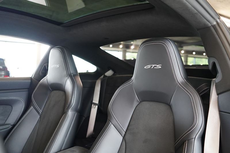 Porsche 911 Carrera 4 GTS, Aerokit, Lift - fotka 21 z 55
