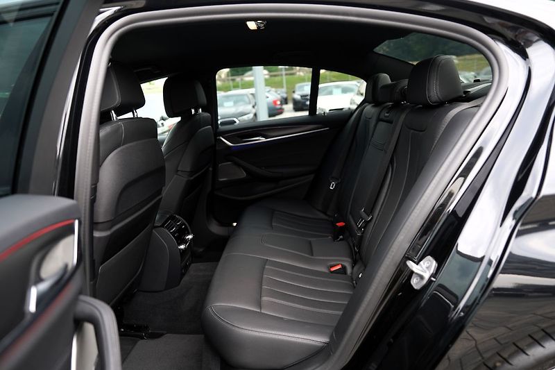 BMW Řada 5 M550i xDrive/Lasery,HUD/530PS - fotka 31 z 44
