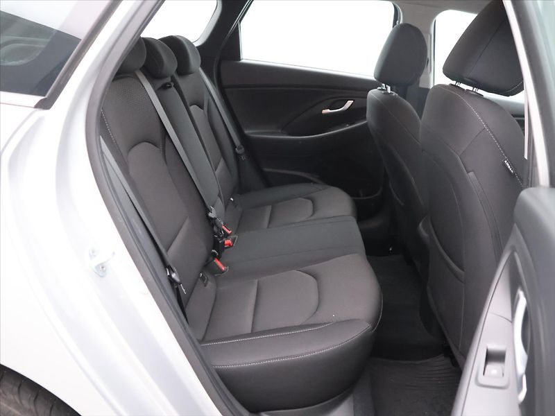 Hyundai i30 1,6 CRDi 85kW Style CZ 1.Maj. - fotka 13 z 30