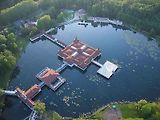 Letecký pohled na jezero Hévíz.