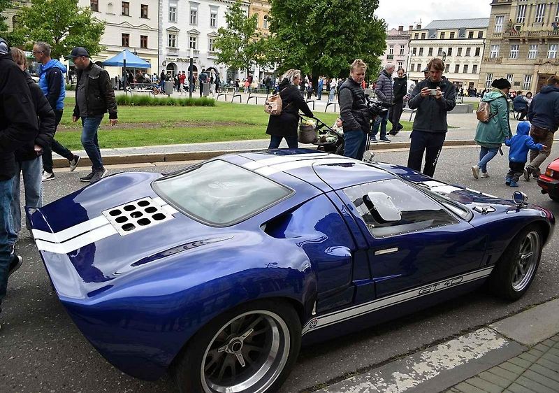 Tradiční sraz autoveteránistů na náměstí T. G. Masaryka v Prostějově. 18. května 2025