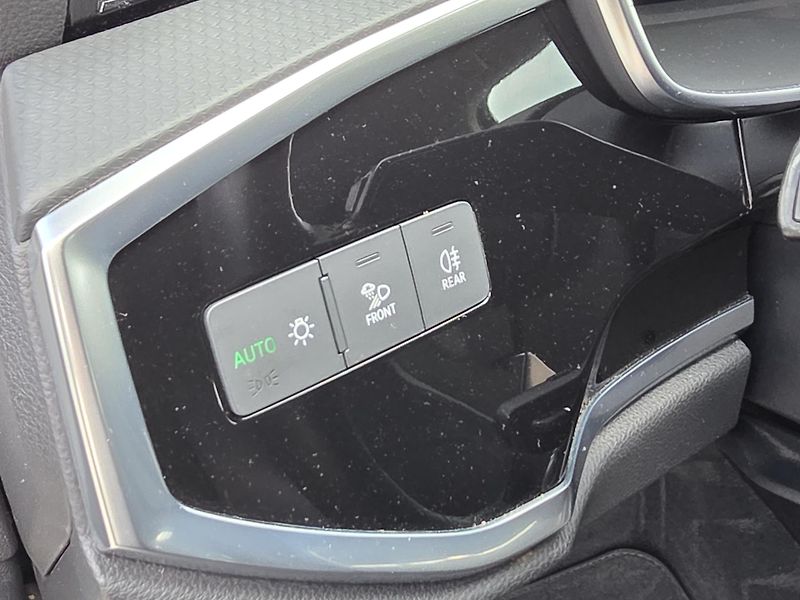 Audi Q3 (2021) SPORTBACK 2.0TFSI 140kW BUFÍK - fotka 17 z 21