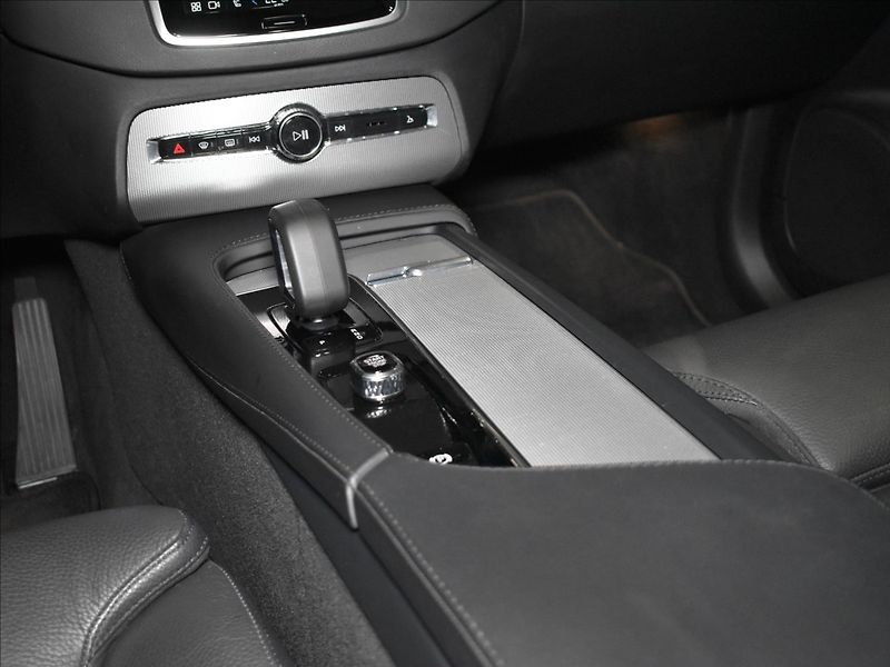 Volvo XC90 2,0 B5 AWD Plus - fotka 18 z 24