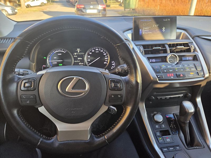 Lexus NX 300h (2016) - fotka 8 z 17