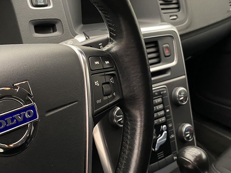 Volvo V60 D5 MOMENTUM REZERVACE - fotka 20 z 43