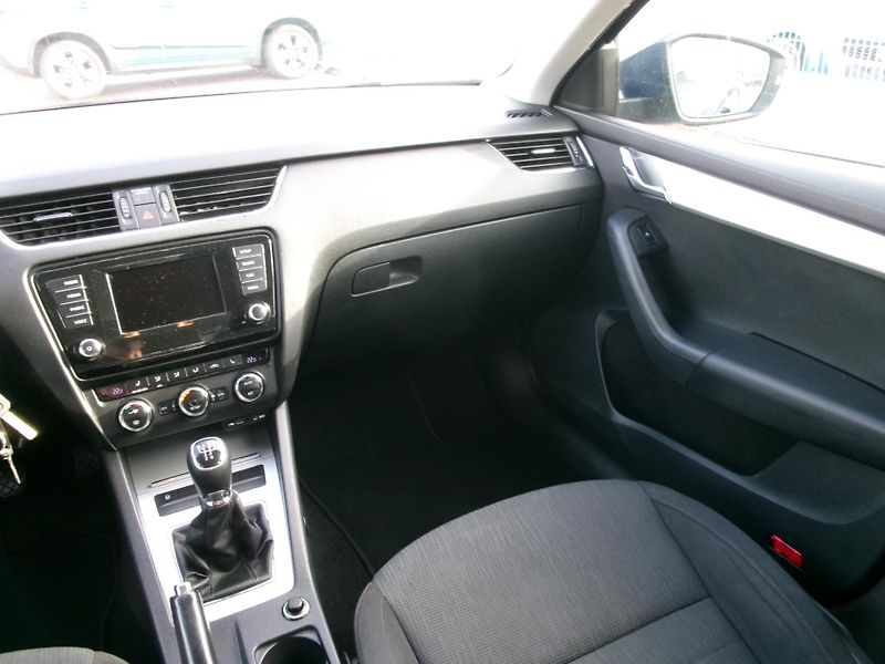 Škoda Octavia (2014) 1,6TDI AC HF BT TEMP VÝHŘEV  - fotka 14 z 31