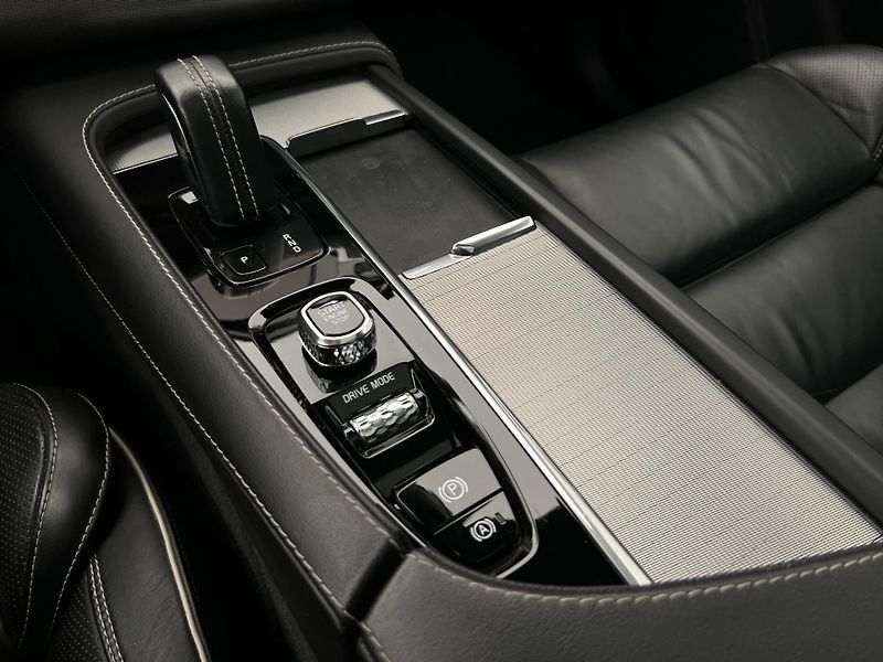 Volvo XC90 B5 AWD R-DESIGN AUT 7 MÍST - fotka 27 z 48