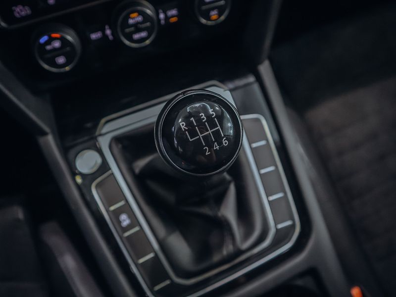 Volkswagen Passat 2.0TDI Highline 110 kW - fotka 9 z 25