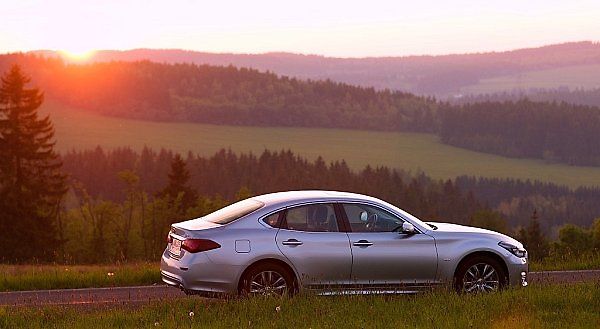 Infiniti Q70.