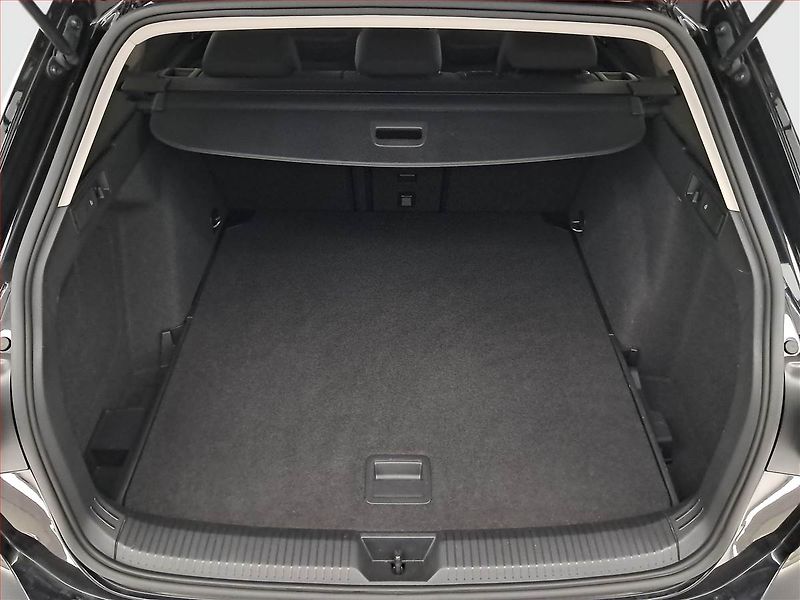 Volkswagen Golf (2023) Style 1.5 TSI - fotka 14 z 16