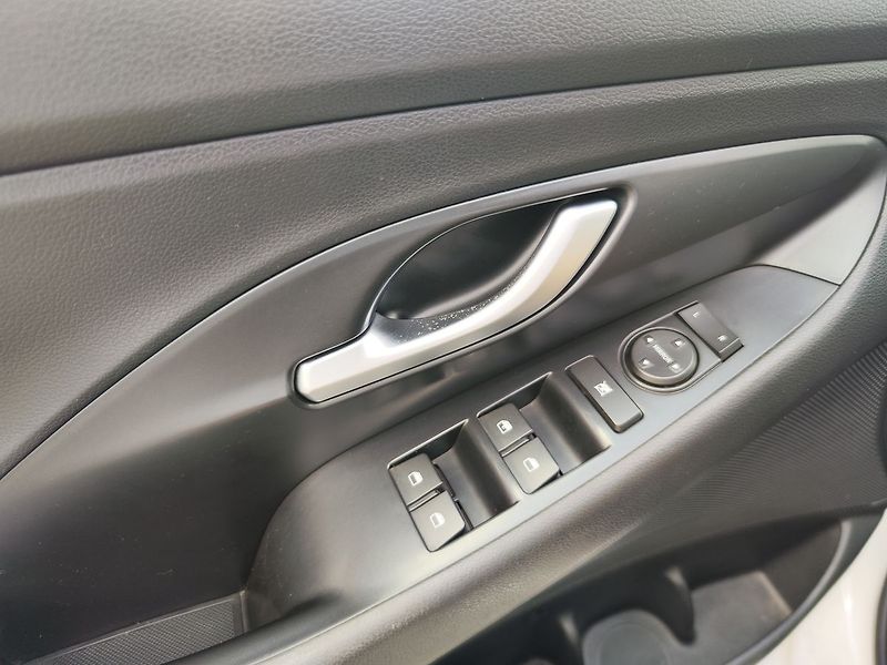 Hyundai i30 1.4i/73kW Trikolor Komfort - fotka 24 z 28