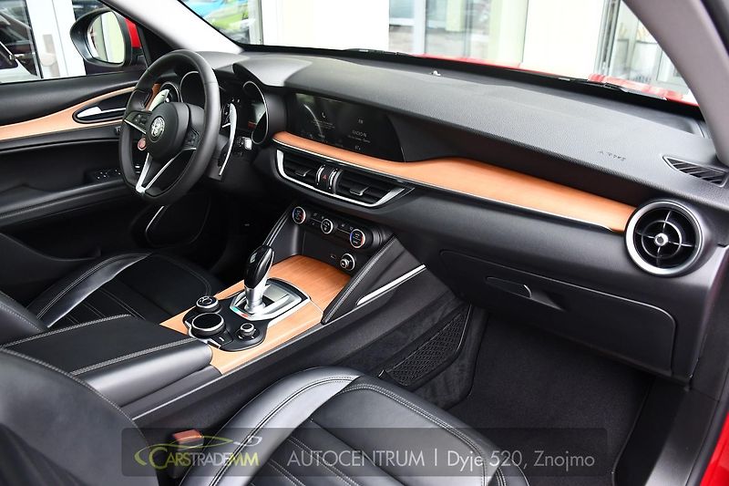 Alfa Romeo Stelvio 2.0 Q4 VELOCE - fotka 15 z 52