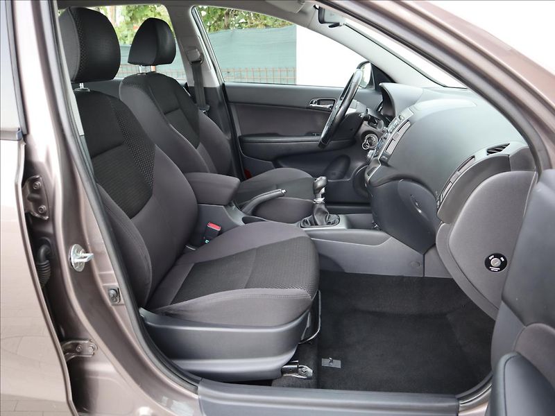 Hyundai i30 1,6   i SW DigiKlima,Tempomat, - fotka 8 z 28