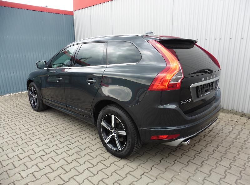 Volvo XC60 2.4 D5 R-Design AWD A/T Navi - fotka 4 z 15