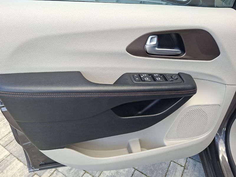 Chrysler Pacifica (2018) 3,6L,Top výbava, REZERVACE - fotka 28 z 44