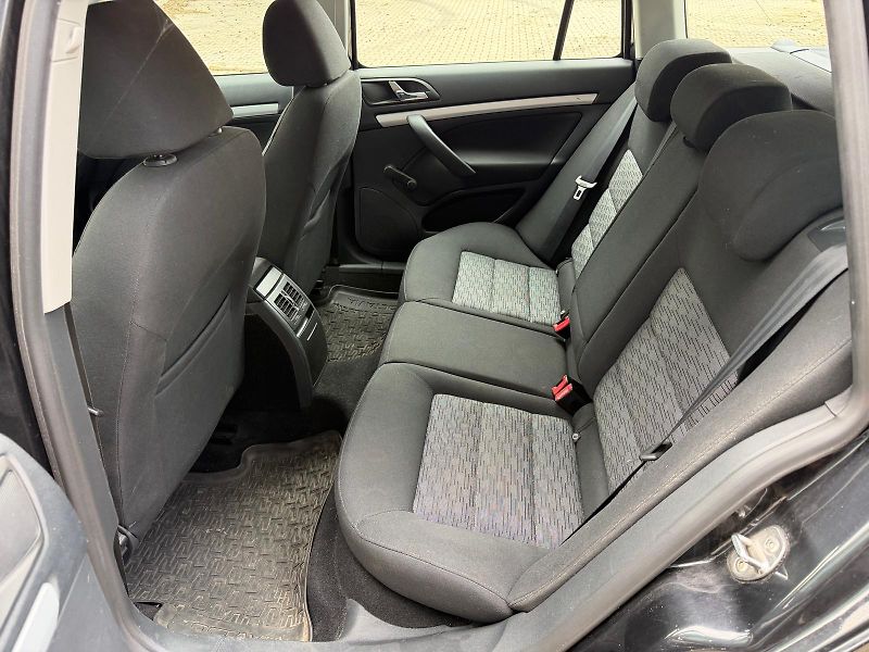 Škoda Octavia 1,6 TDI Ambiente Combi  - fotka 12 z 21