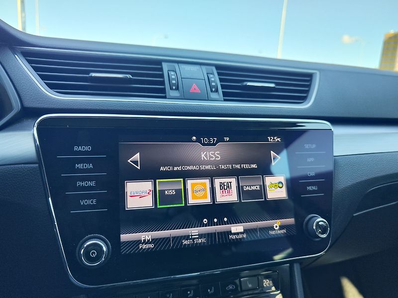Škoda Superb 2.0 TDI/110kW Style DSG - fotka 17 z 32