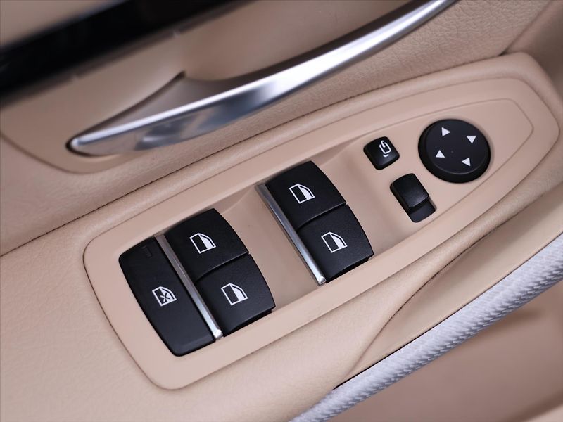 BMW Řada 3 2,0 318d M Sport Aut. CZ DPH - fotka 15 z 34