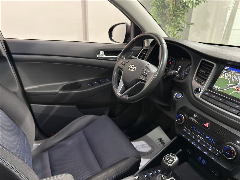 Hyundai Tucson 2,0   CRDI 4X4 STYLE PANO - fotka 24 z 40