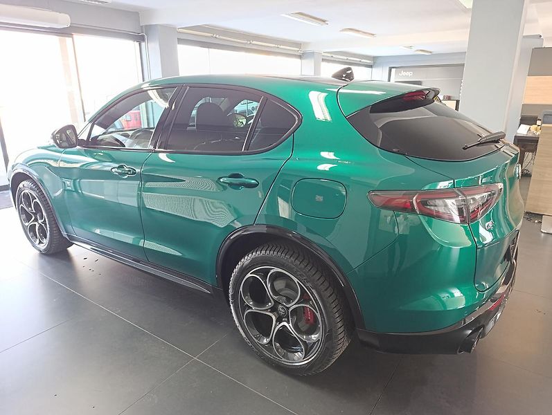 Alfa Romeo Stelvio (2025) Veloce 2,0 Turbo 280k AWD - fotka 4 z 14